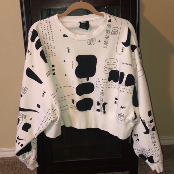 Nike Tops - Nike cropped oversize sweatshirt